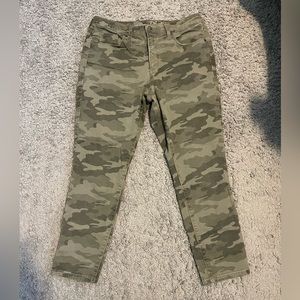 Universal Thread camo cropped denim pants